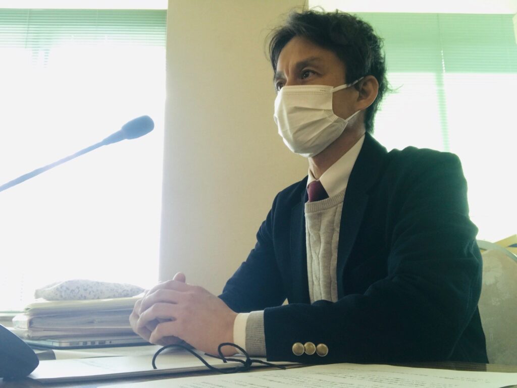 議場の白井議員