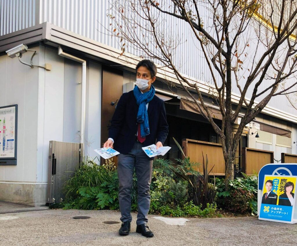 チラシを配布する白井議員