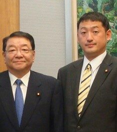 左)藤村修・内閣官房長官(当時)