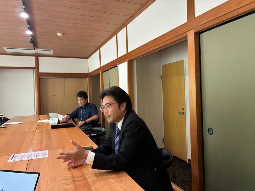 インタビューに答える古賀市田辺市長|パブラボ